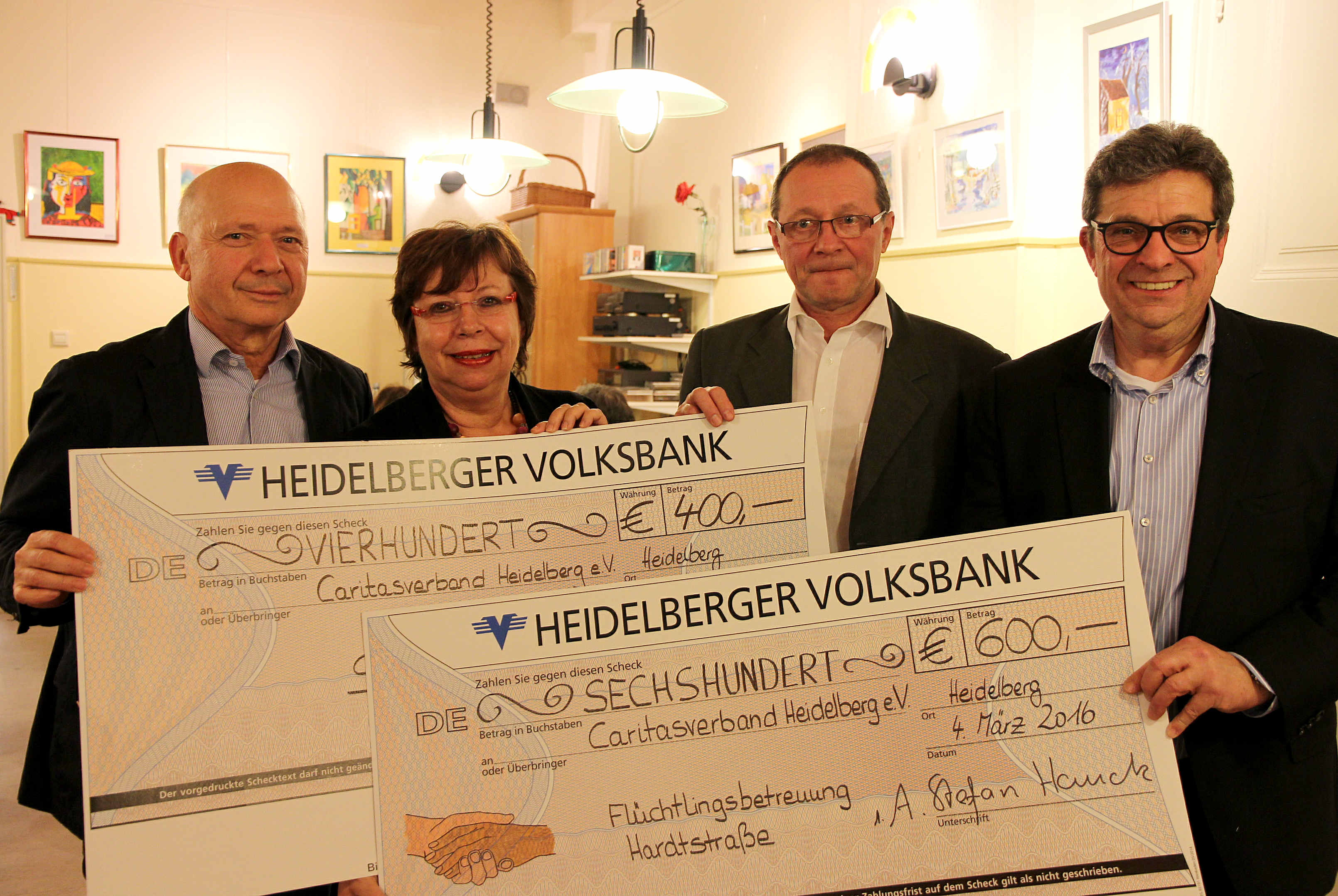 Caritas-Geschäftsführer Hubert Herrmann, Caritas-Vorsitzende Franziska Geiges-Heindl, Michael Söhner von der Volksbank und Stefan Hauck (v.l.) bei der Spendenübergabe.