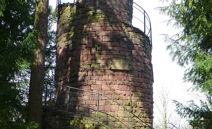 Ein Foto der Gaisbergturms im Halbschatten