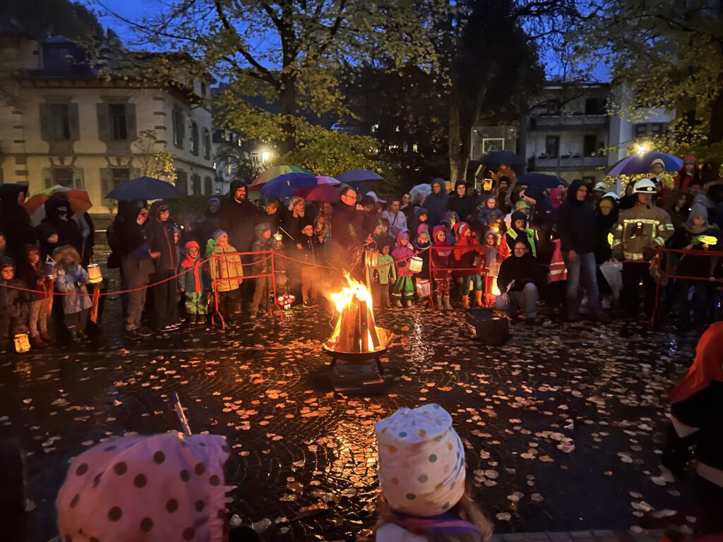 Martinsfeuer brennt auf dem Wilhelmsplatz