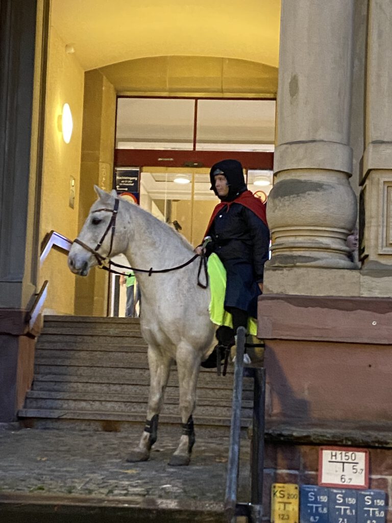 Pferd mit Reiter (als St. Martin verkleidet) vor dem Josefskrankenhaus