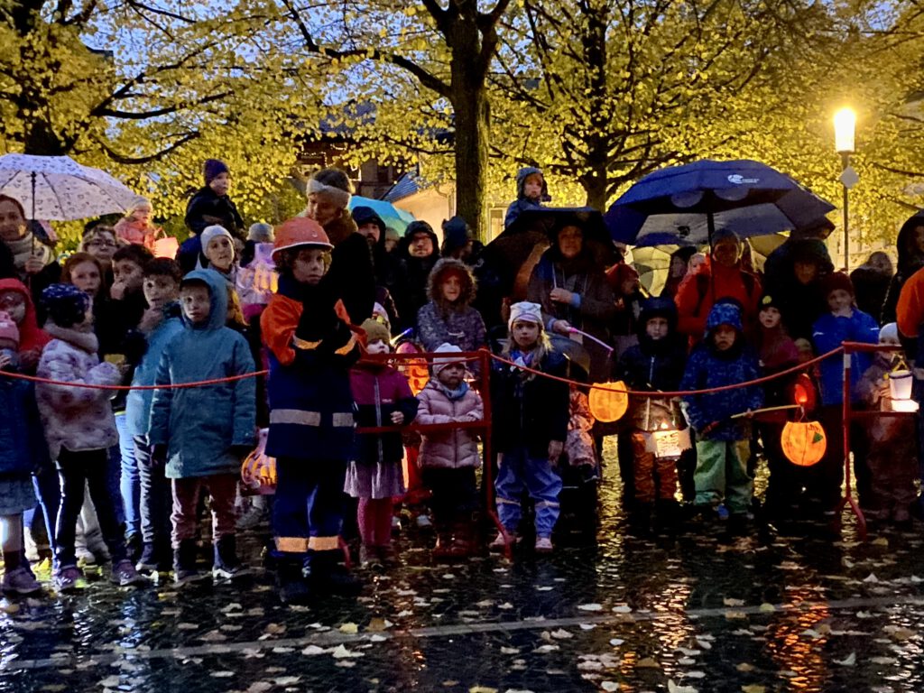 Kinder mit leuchtenden Laternen auf dem Wilhelmsplatz