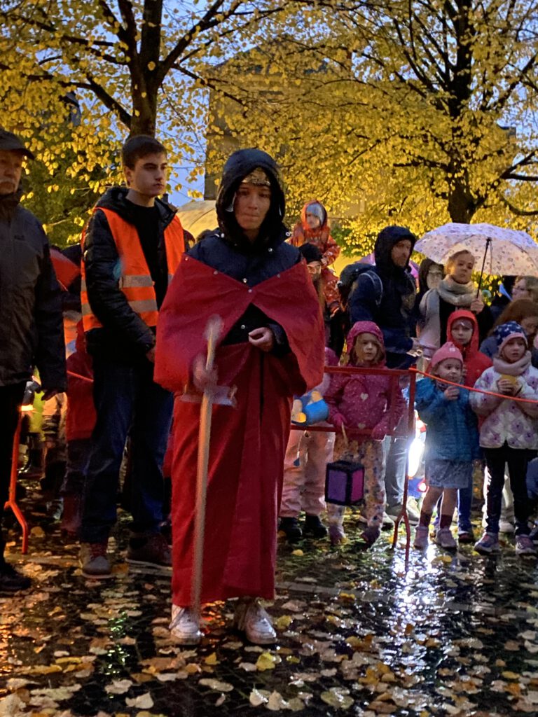 Mann als Sankt Martin verkleidet auf dem Wilhelmsplatz